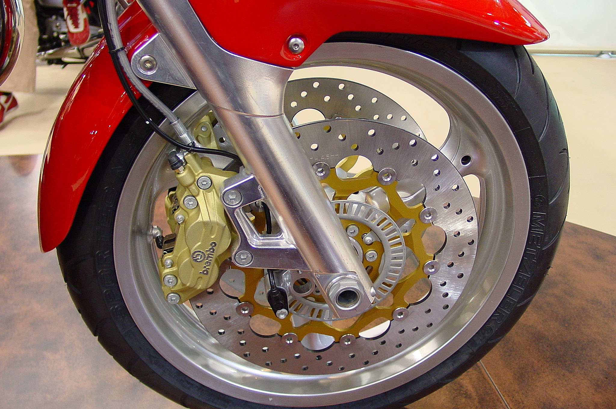 Breva1100_03_44.jpg