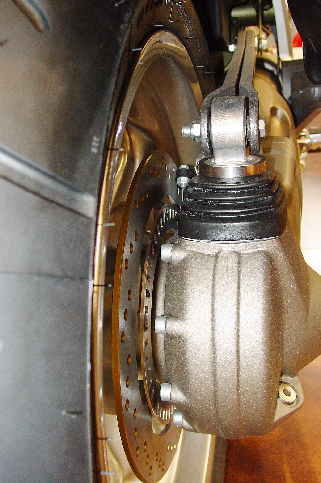 Breva1100_03_45.jpg