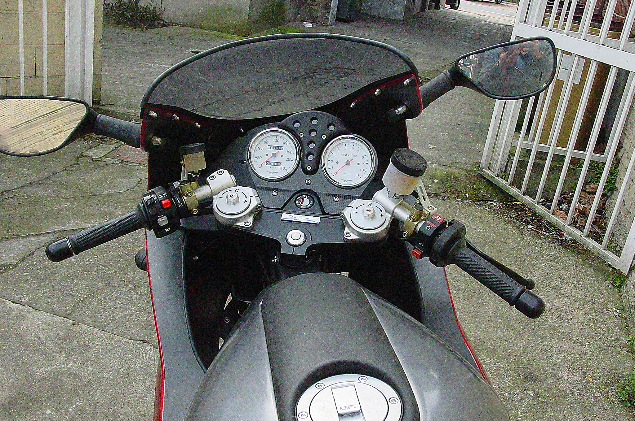 V11LM01_01.jpg