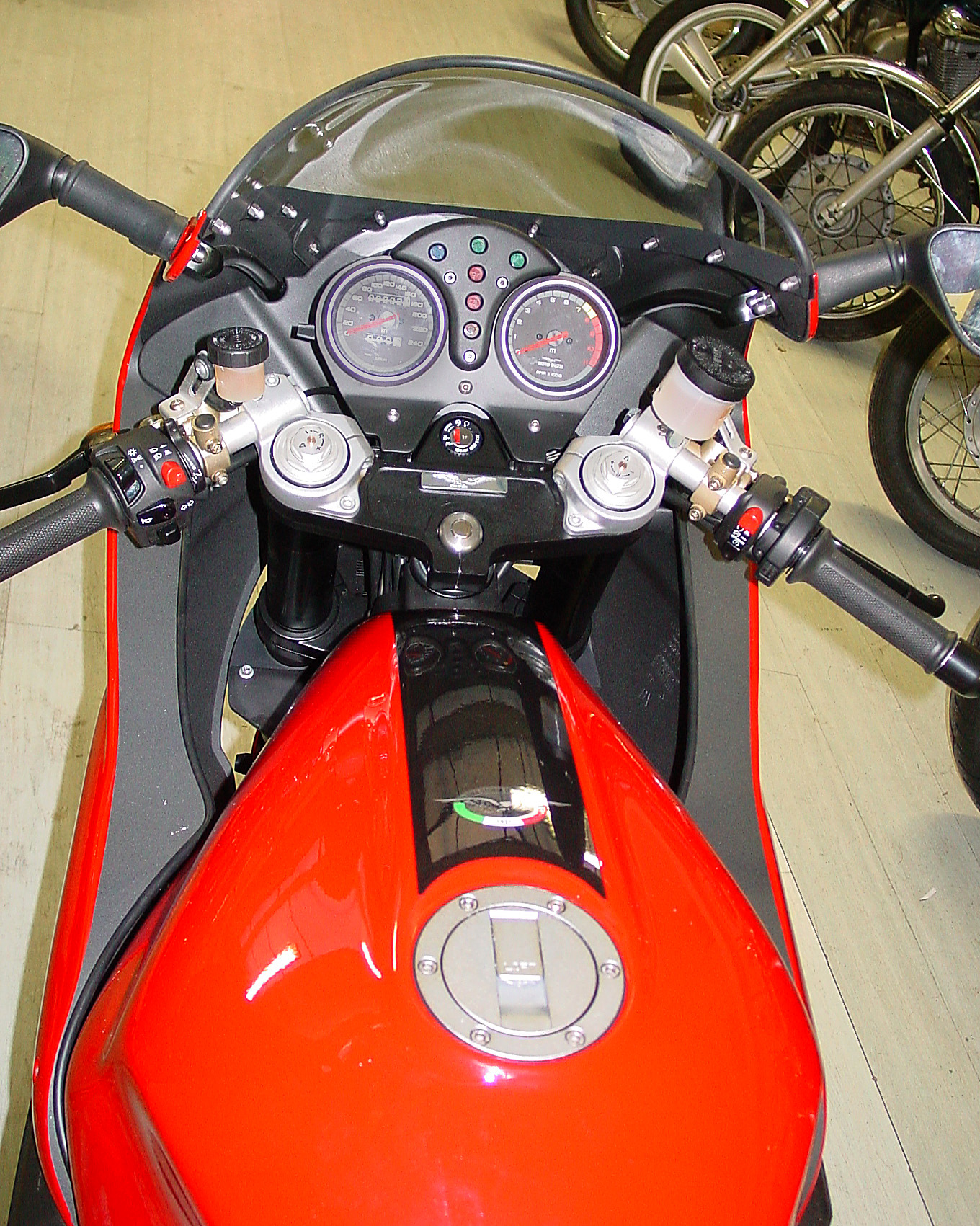 V11LM03_02.jpg