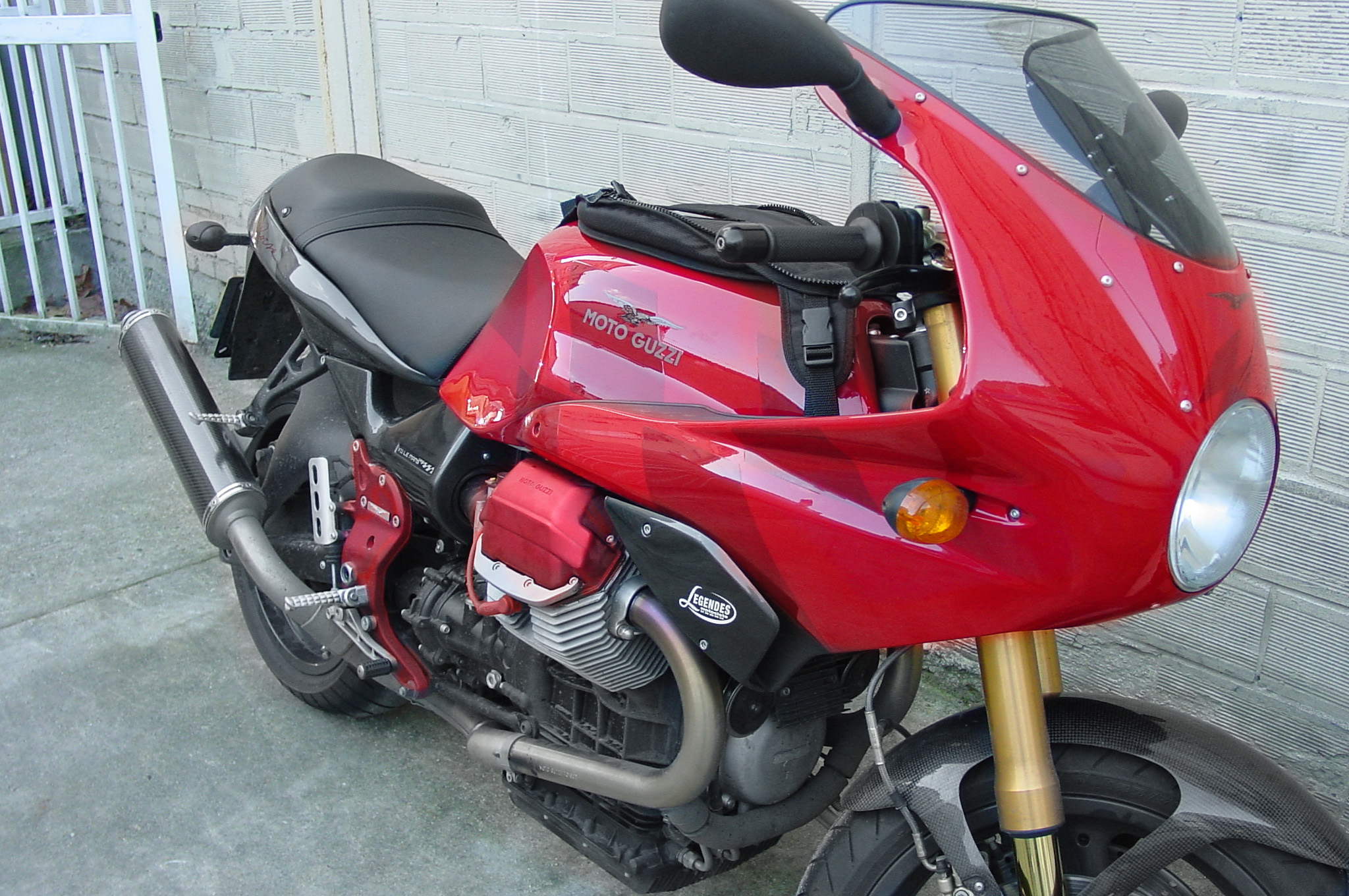 V11LMRossoCorsa02_01.jpg