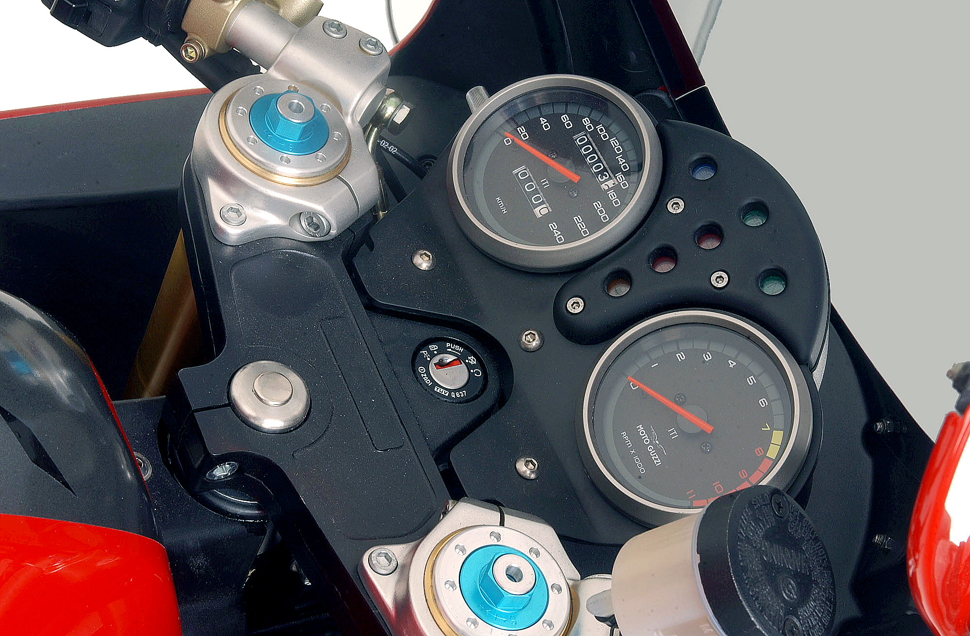 V11LMRossoCorsa03_04.jpg