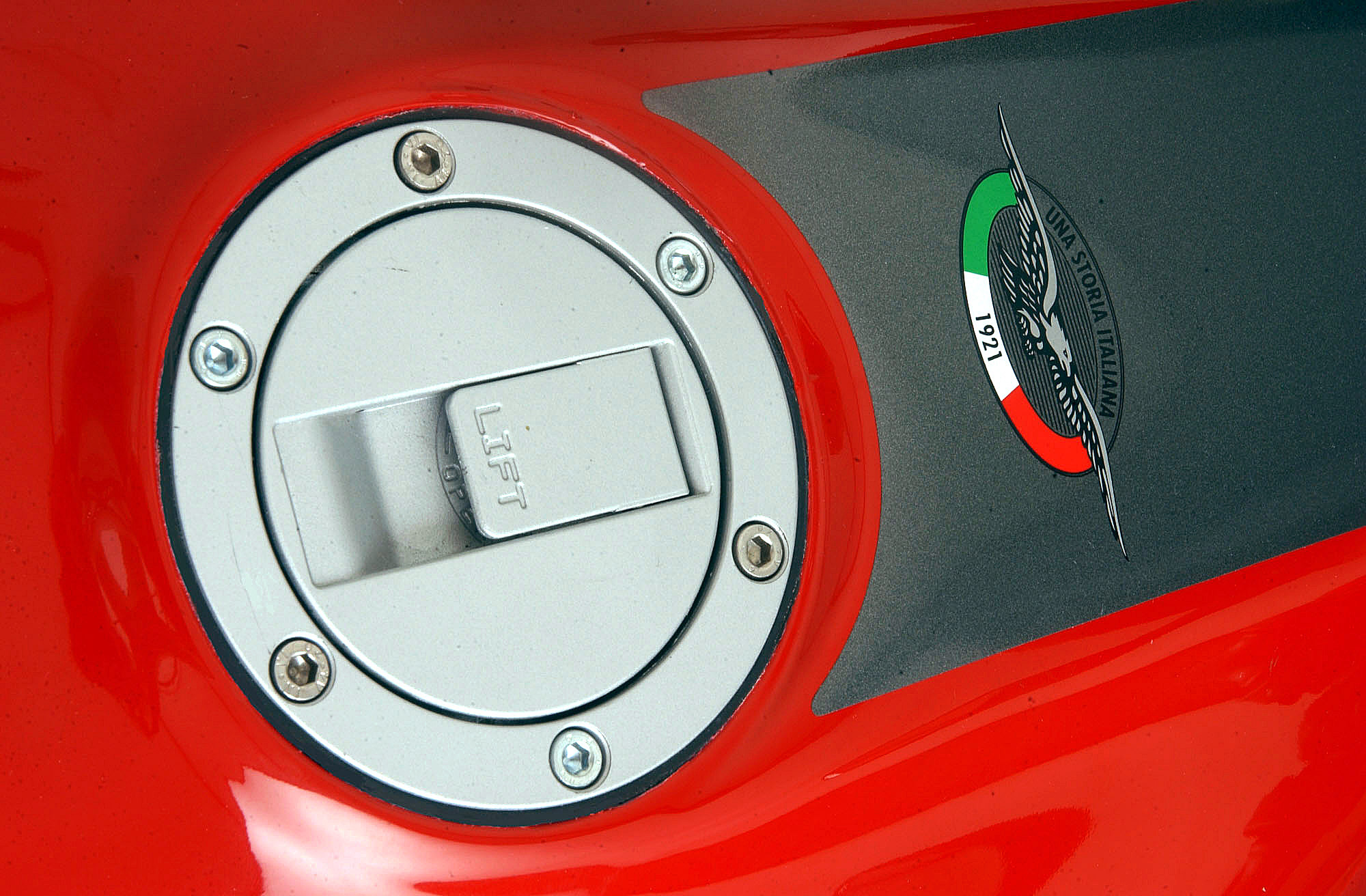 V11LMRossoCorsa03_16.jpg