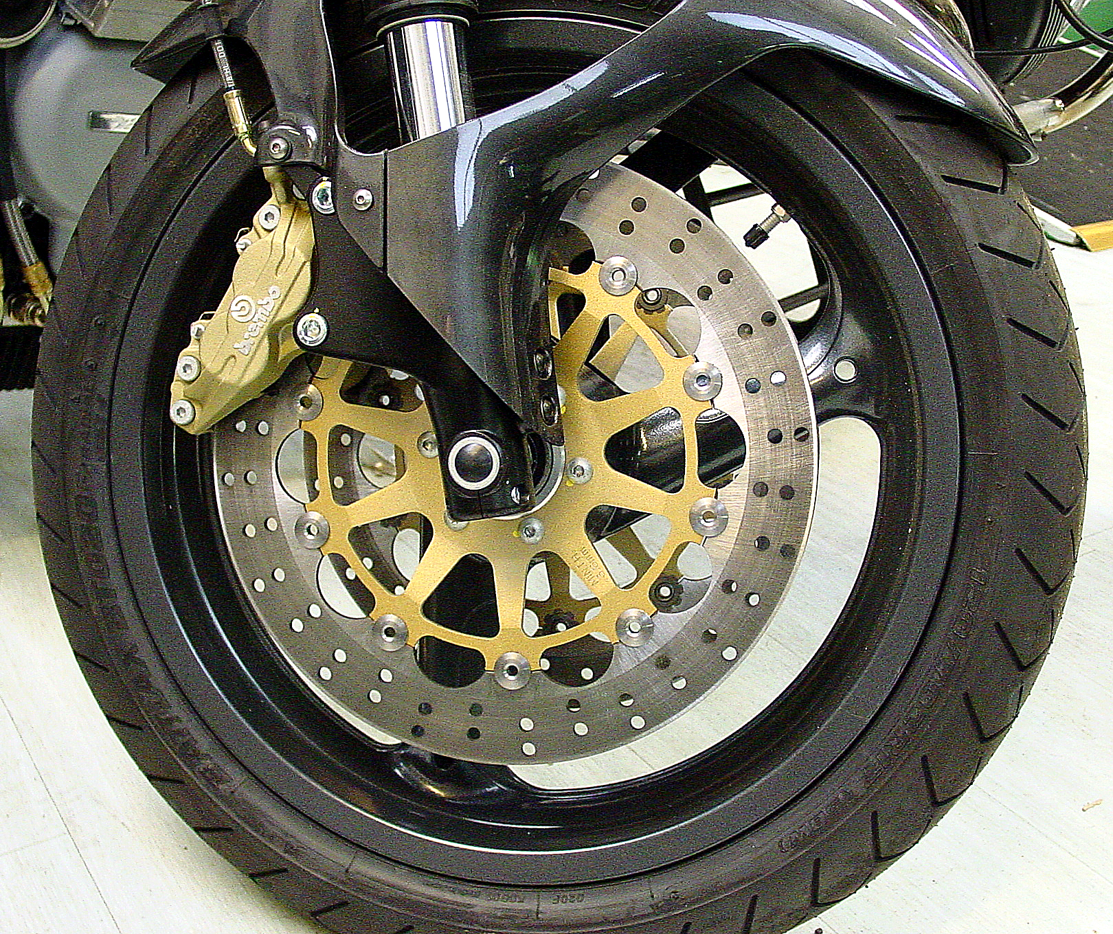 V11SportNaked01_01.jpg