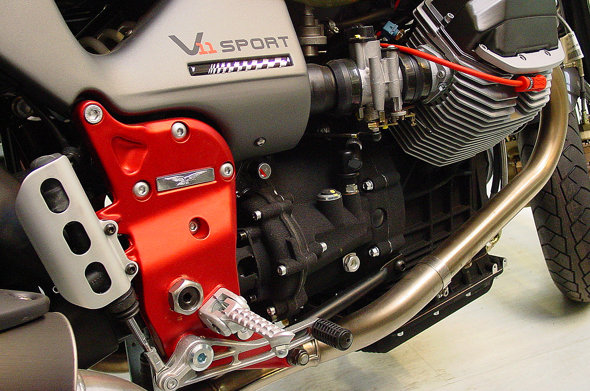 V11SportNaked01_02.jpg