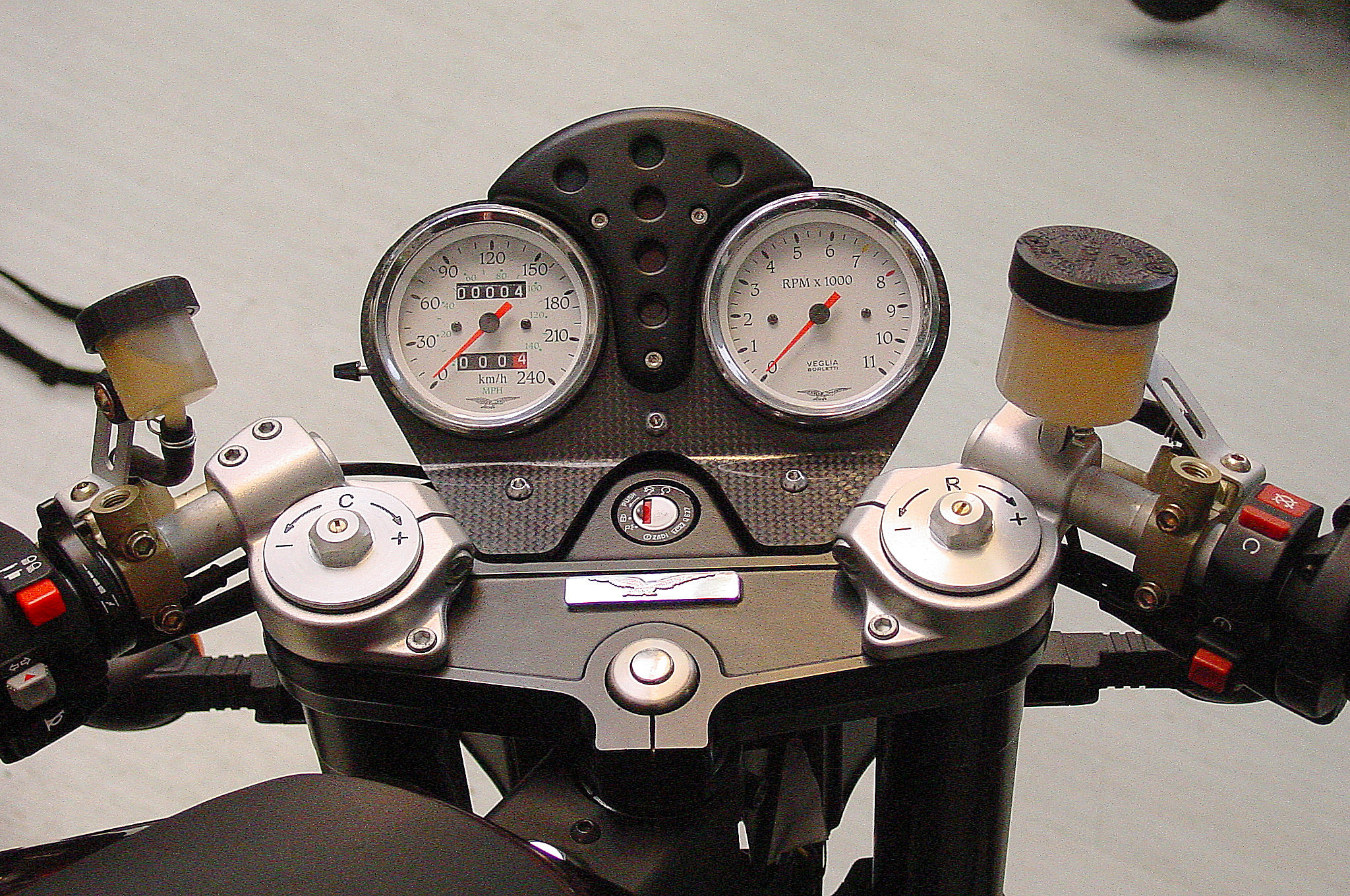 V11SportNaked01_03.jpg