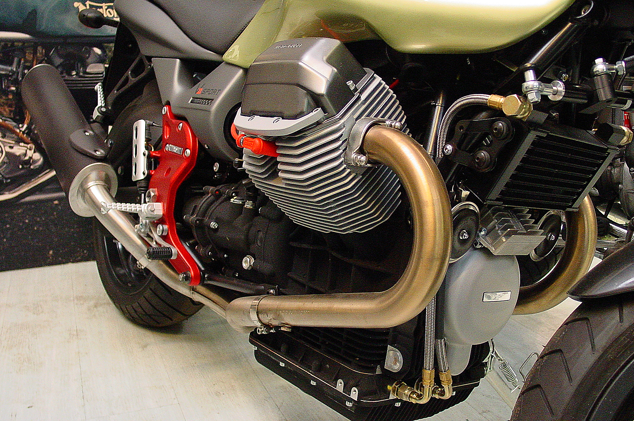 V11SportNaked01_04.jpg