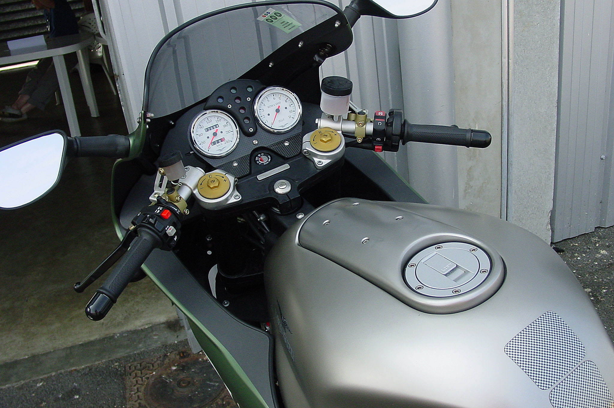 V11LMTenni01_07.jpg