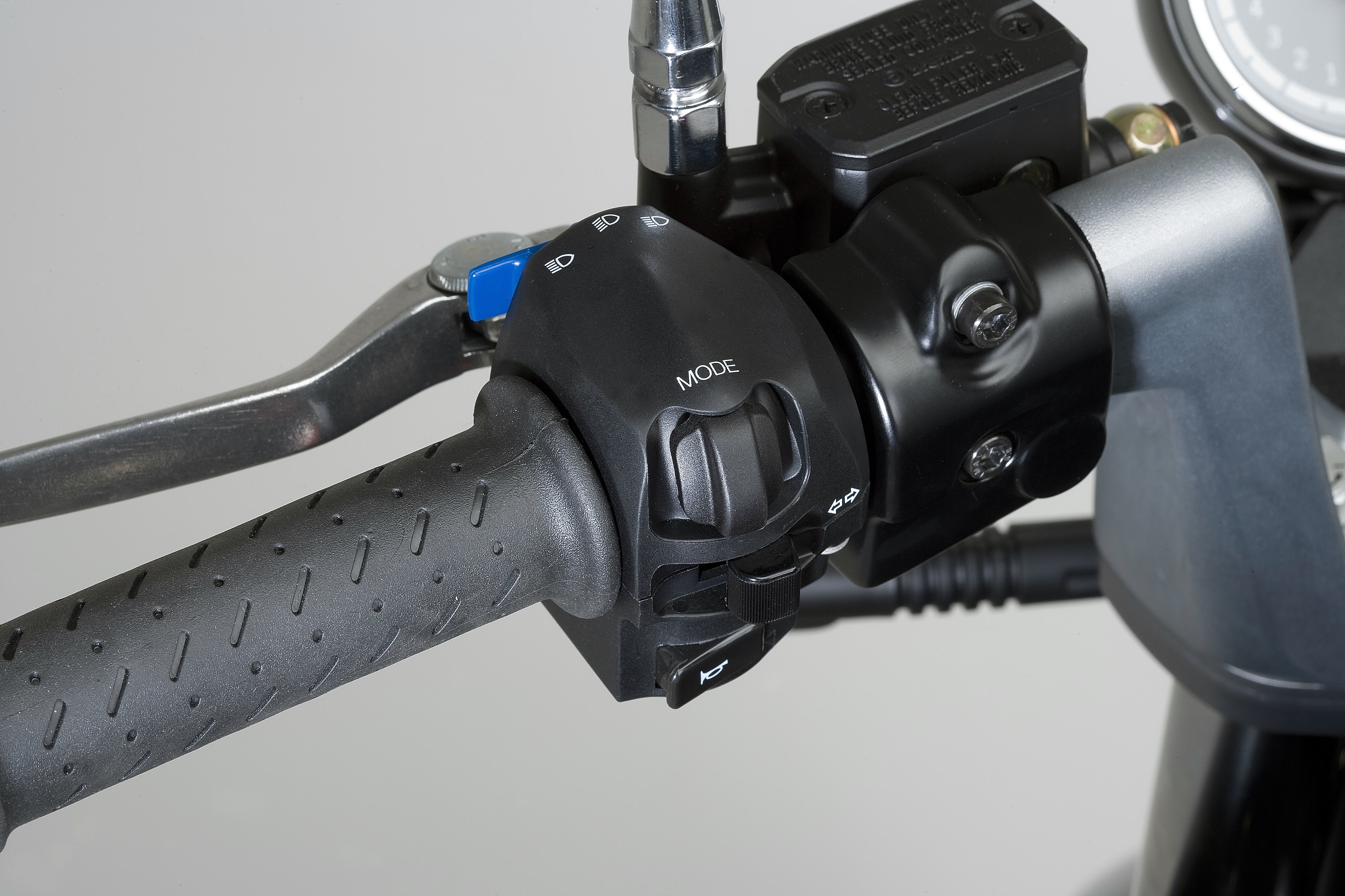 Breva1200ABS_200811_06.jpg