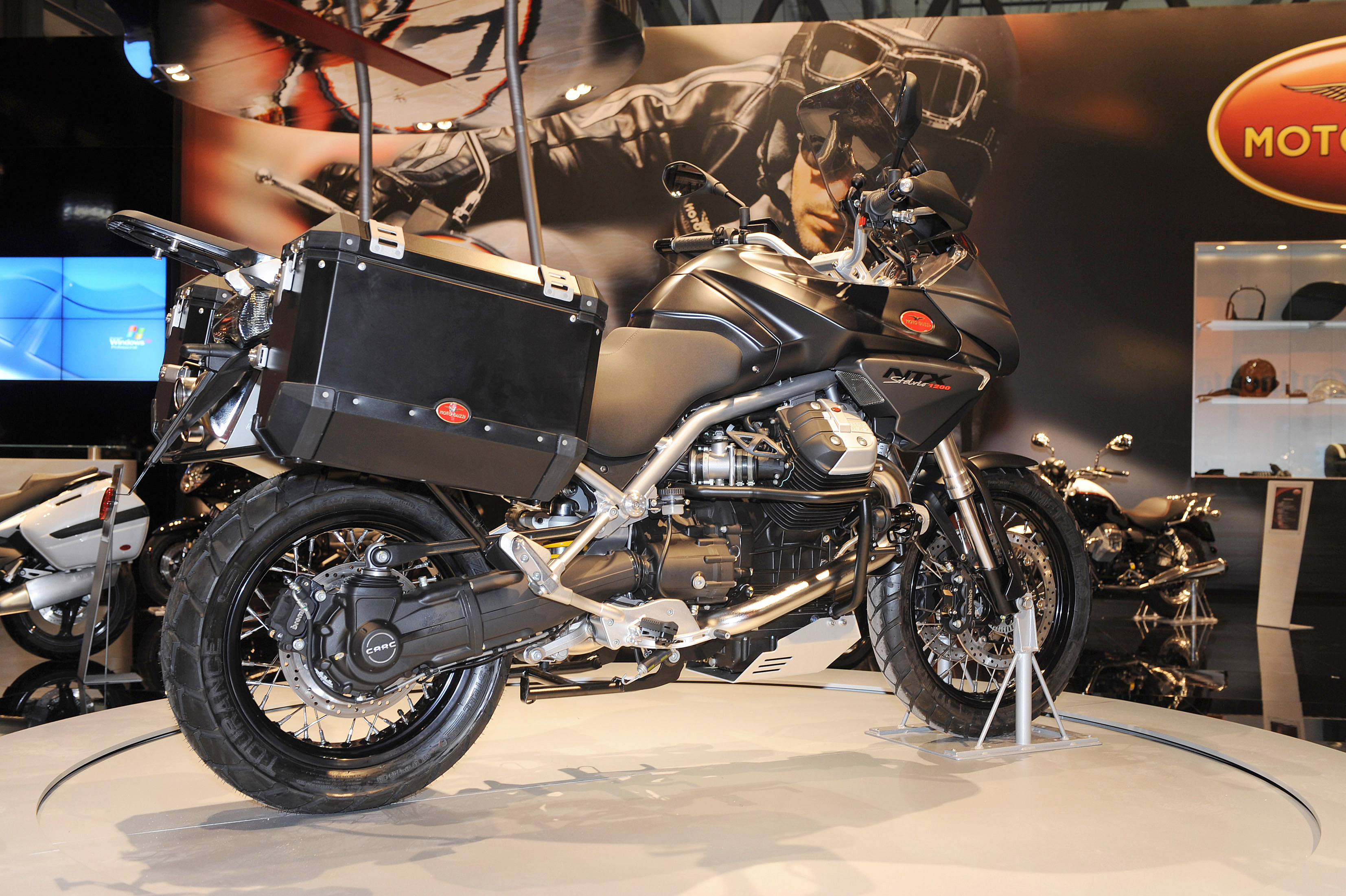 Stelvio1200_8V_NTX_201011_01.jpg