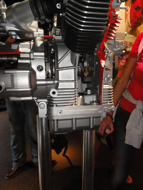 California1400_Moteur_2012_03.jpg