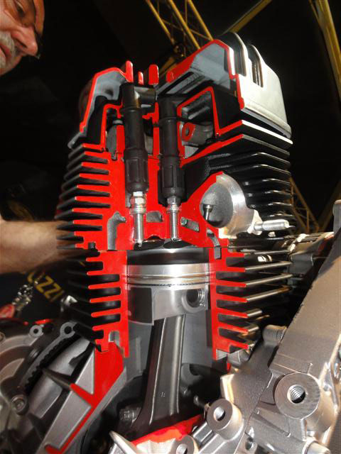 California1400_Moteur_2012_04.jpg