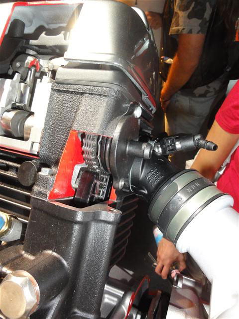 California1400_Moteur_2012_05.jpg