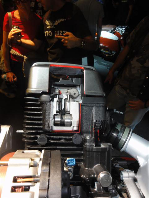 California1400_Moteur_2012_06.jpg