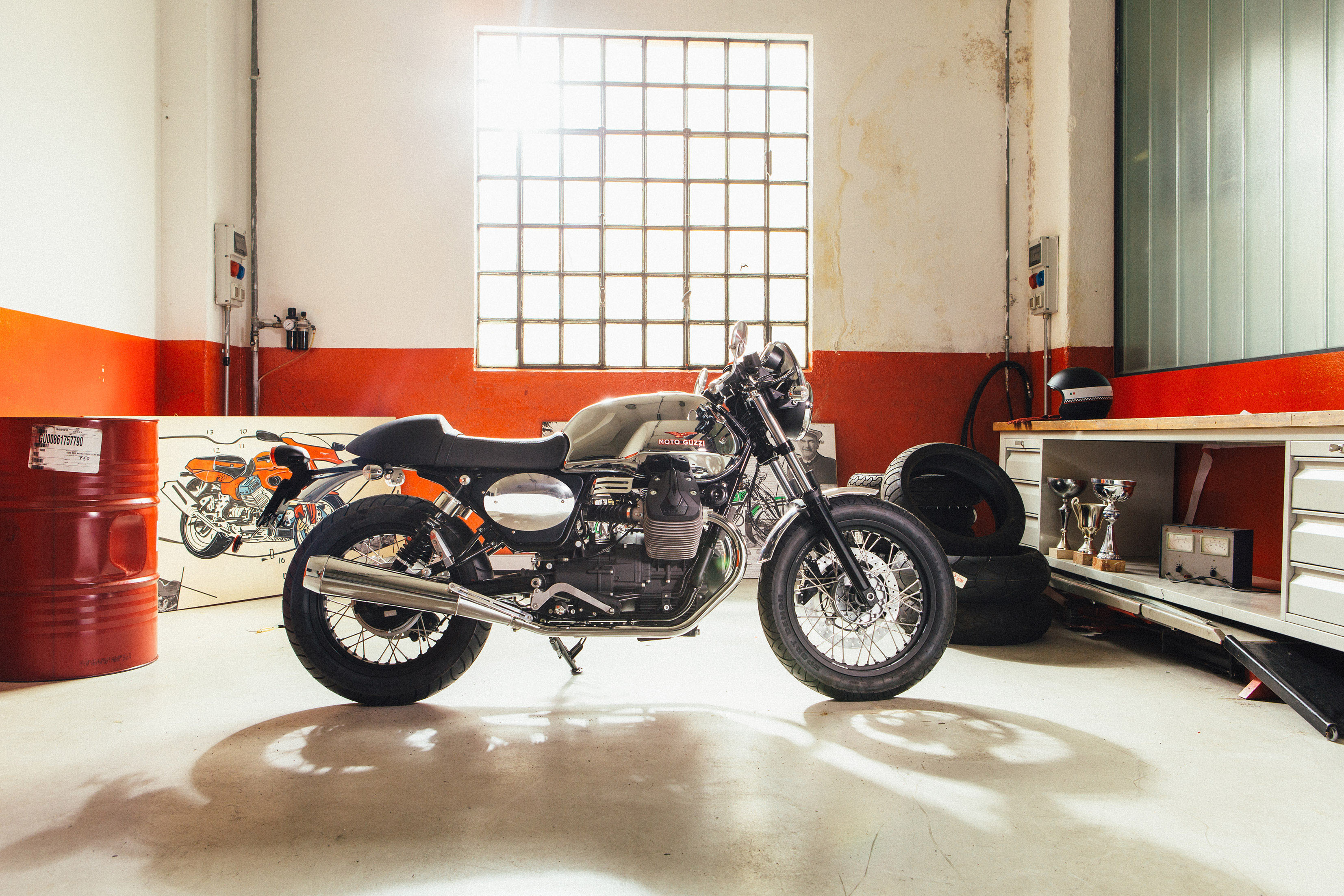 V7II_CafeRacer_01_EICMA2014.jpg