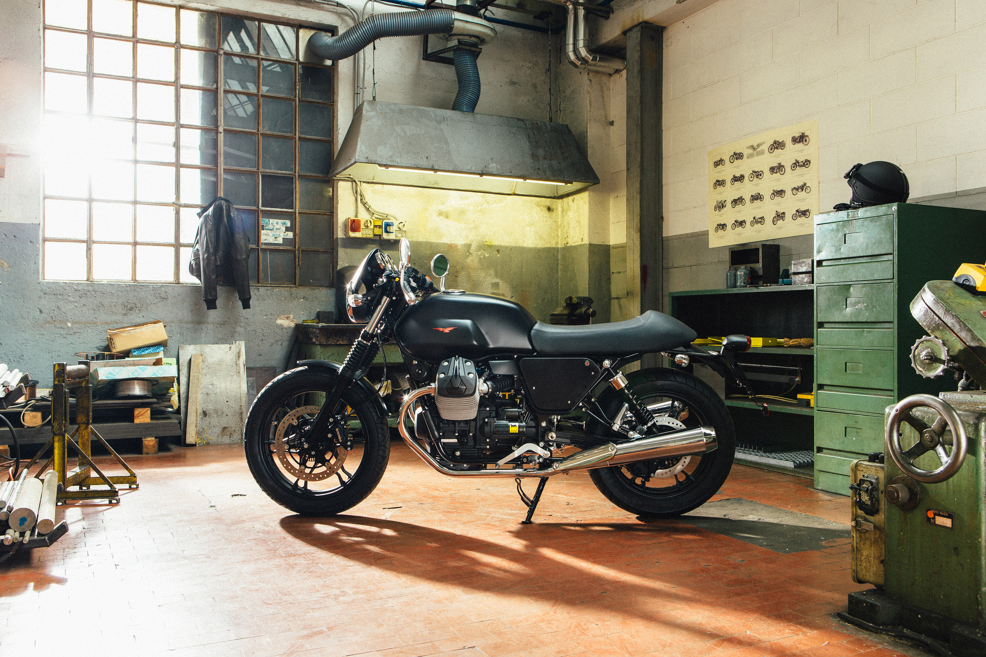 V7II_DarkRider_01_EICMA2014.jpg